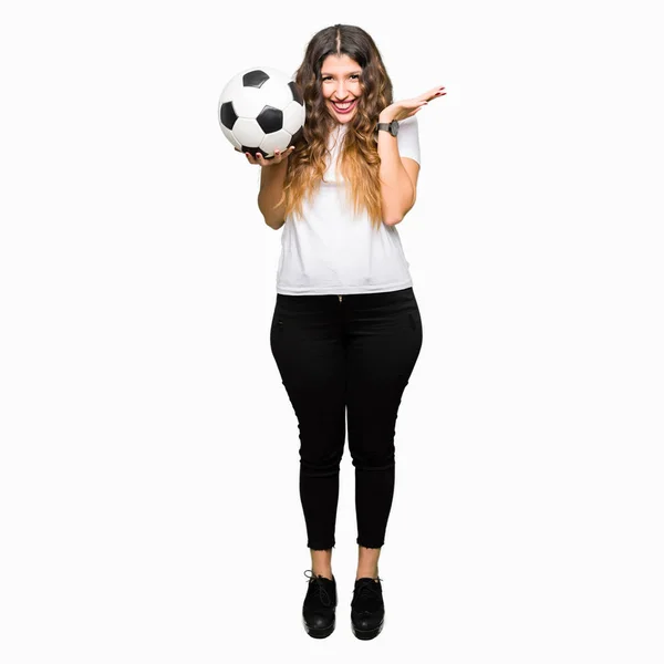 笑顔で叫び 手を上げた勝利を祝ってサッカー サッカー ボール非常に幸せと興奮 受賞式を保持している若い成人女性 — ストック写真