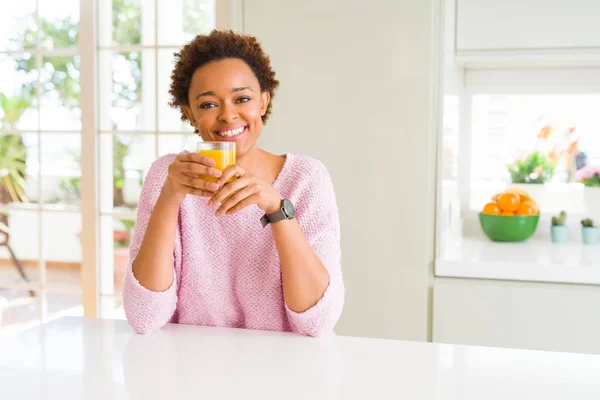 아프리카 미국인 행복한 치아를 보여주는 자신감 미소와 집에서 오렌지 주스를 — 스톡 사진