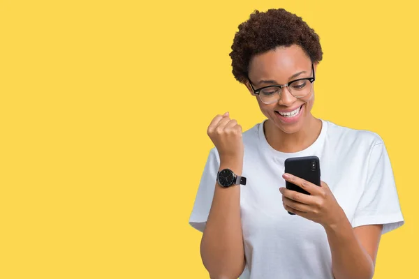 Mujer Afroamericana Joven Usando Teléfono Inteligente Sobre Fondo Aislado Gritando —  Fotos de Stock