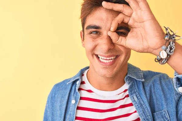 Jovem Bonito Homem Vestindo Listrado Shirt Denim Camisa Sobre Isolado — Fotografia de Stock