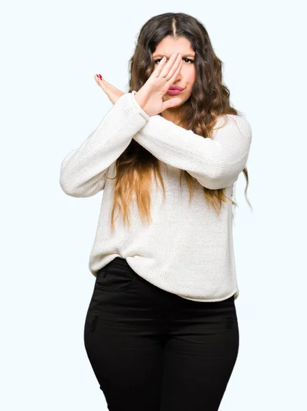 Jovem Mulher Bonita Vestindo Suéter Branco Expressão Rejeição Cruzando Braços — Fotografia de Stock