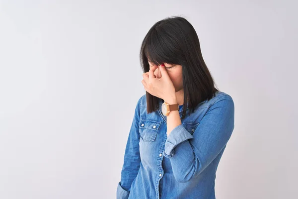 Junge Schöne Chinesin Trägt Jeanshemd Über Isoliertem Weißem Hintergrund Und — Stockfoto