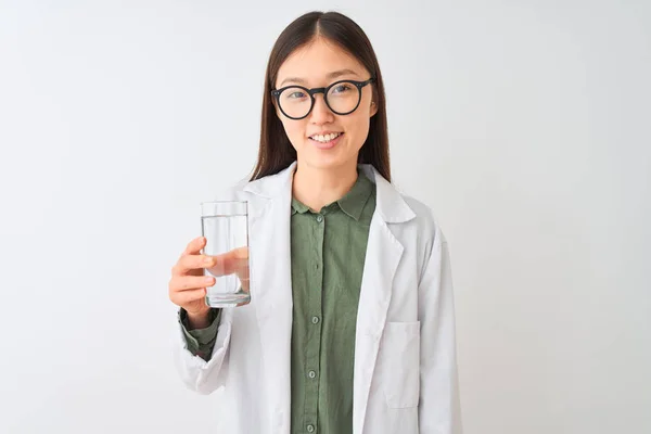 Молоді Китайські Довідки Жінки Окулярах Питної Води Ізольований Білий Фон — стокове фото