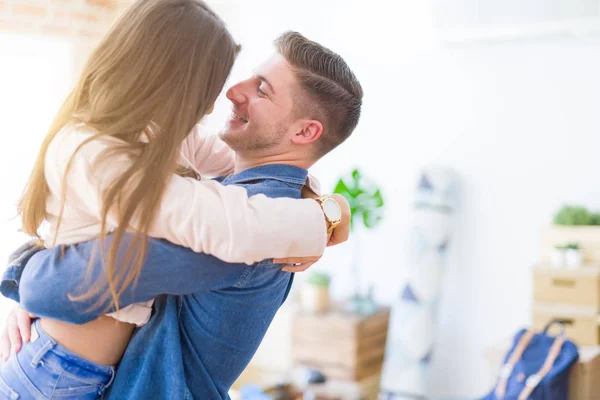 Bonito Jovem Casal Abraçando Amor Muito Feliz Mudar Para Uma — Fotografia de Stock