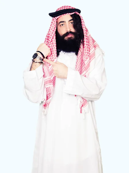 Árabe Hombre Negocios Con Pelo Largo Usando Bufanda Keffiyeh Tradicional — Foto de Stock