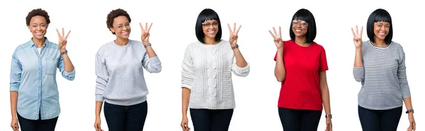 非洲裔美国妇女与非洲头发在孤立的背景显示和指向用手指第三 同时微笑着自信和快乐 — 图库照片
