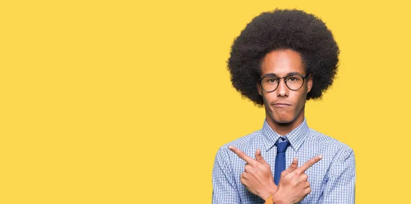 Молодой Африканский Бизнесмен Афроволосами Очках Указывает Пальцами Обе Стороны Разные — стоковое фото