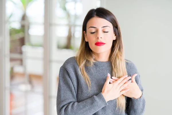 Wanita Muda Cantik Mengenakan Sweater Musim Dingin Rumah Tersenyum Dengan — Stok Foto