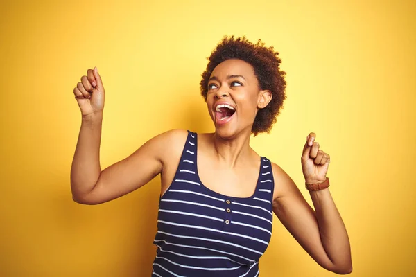 Beauitul Mulher Americana Africana Vestindo Camiseta Verão Sobre Fundo Amarelo — Fotografia de Stock