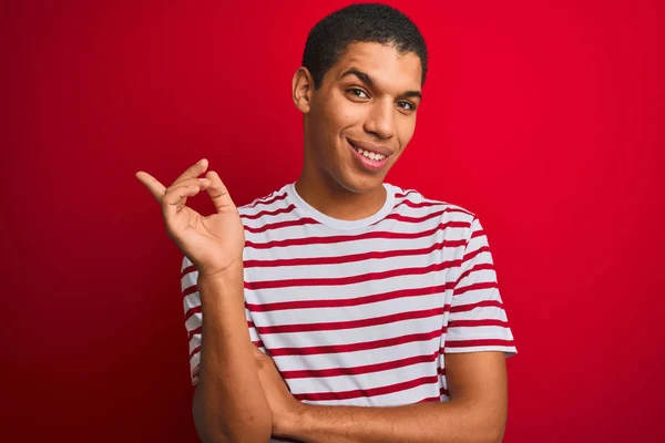 Ung Vacker Arabisk Man Bär Randig Shirt Över Isolerad Röd — Stockfoto