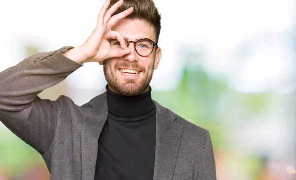 Ung Snygg Business Man Glasögon Gör Gest Med Handen Leende — Stockfoto