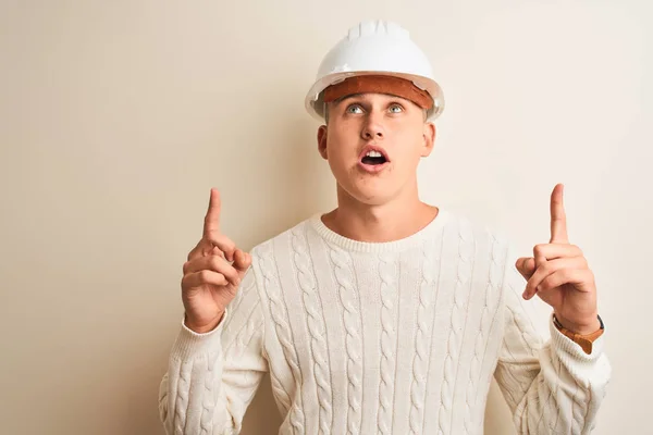 Bonito Arquiteto Homem Vestindo Capacete Segurança Sobre Fundo Branco Isolado — Fotografia de Stock