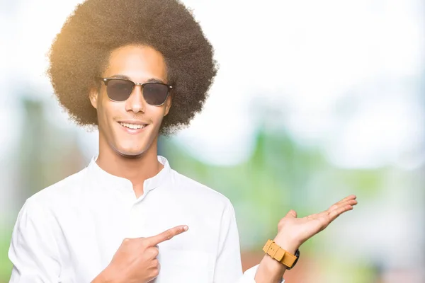 Junger Afrikanisch Amerikanischer Mann Mit Afro Haaren Sonnenbrille Erstaunt Und — Stockfoto