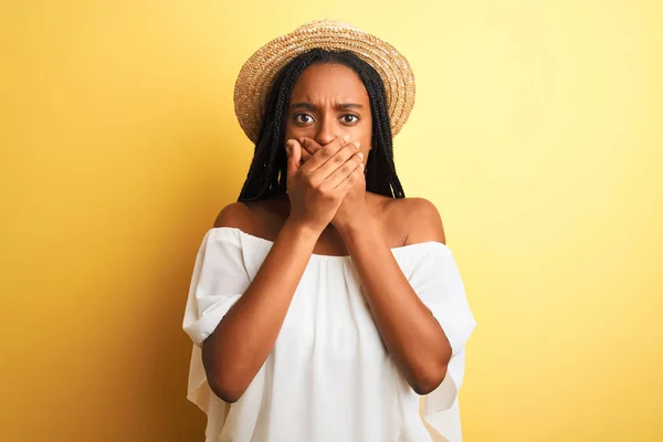 Mujer Afroamericana Joven Con Camiseta Blanca Sombrero Sobre Fondo Amarillo —  Fotos de Stock