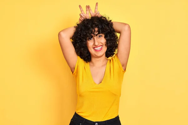 Jovem Árabe Mulher Com Cabelos Encaracolados Vestindo Camiseta Sobre Fundo — Fotografia de Stock