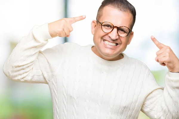 Średnim Wieku Emiraty Człowiek Noszenie Okularów Białym Tle Tło Uśmiechający — Zdjęcie stockowe