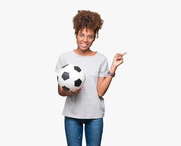 Junge Afrikanisch Amerikanische Frau Hält Fußballball Über Isoliertem Hintergrund Und — Stockfoto