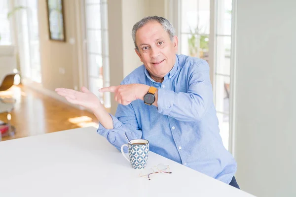 Yakışıklı Yaşlı Adam Evde Bir Fincan Kahve Içme Şaşırttı Ile — Stok fotoğraf