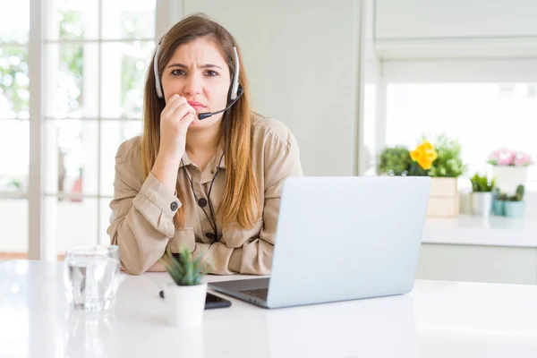 Bella Giovane Donna Operatore Che Lavora Con Computer Portatile Indossa — Foto Stock