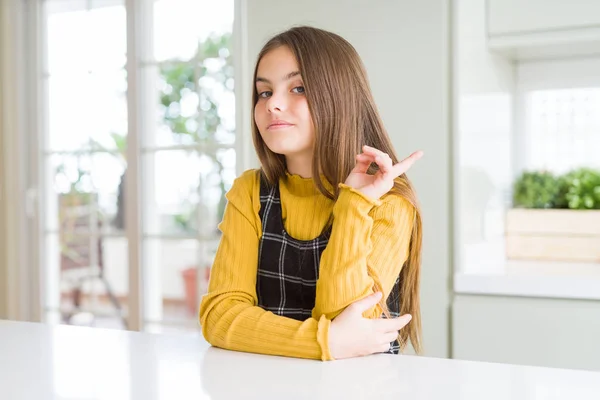 Ung Smuk Blondine Kid Pige Iført Afslappet Gul Sweater Derhjemme - Stock-foto