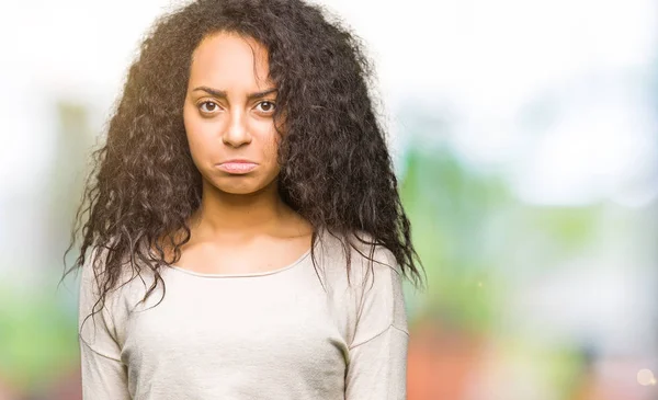 Menina Bonita Nova Com Cabelo Encaracolado Vestindo Camisola Casual Deprimido — Fotografia de Stock