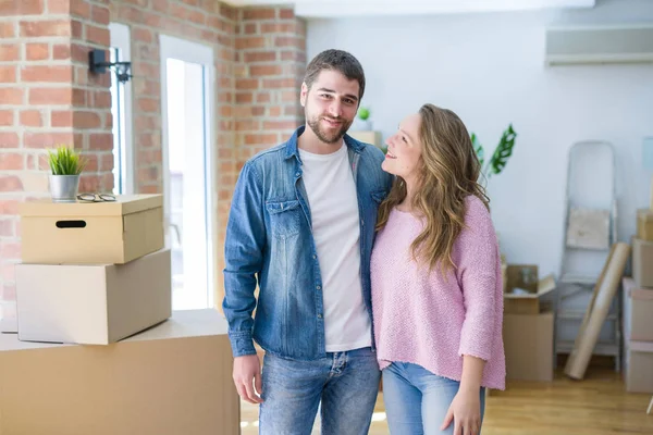 Jovem Casal Bonito Olhando Feliz Juntos Mudando Para Uma Nova — Fotografia de Stock