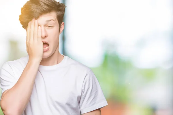 Mladý Pohledný Muž Nosí Ležérní Bílé Tričko Izolované Pozadí Zívání — Stock fotografie