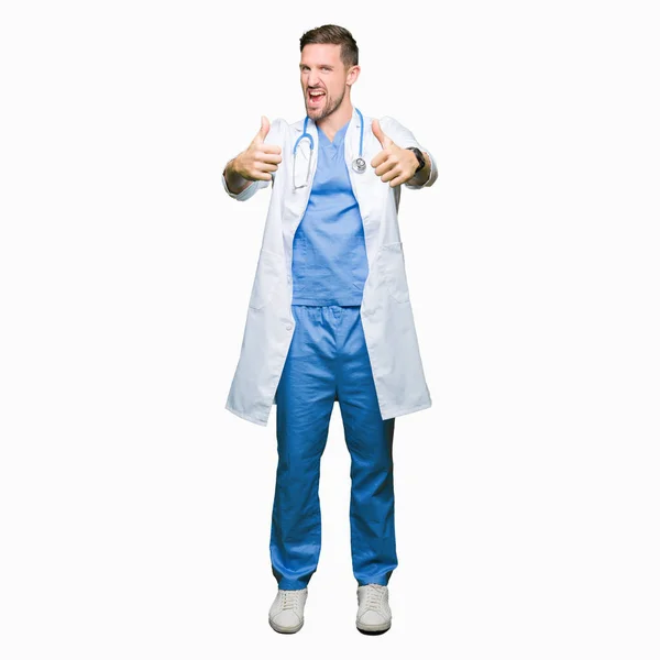 Knappe Dokter Man Medische Uniform Dragen Geïsoleerde Achtergrond Goed Keuren — Stockfoto