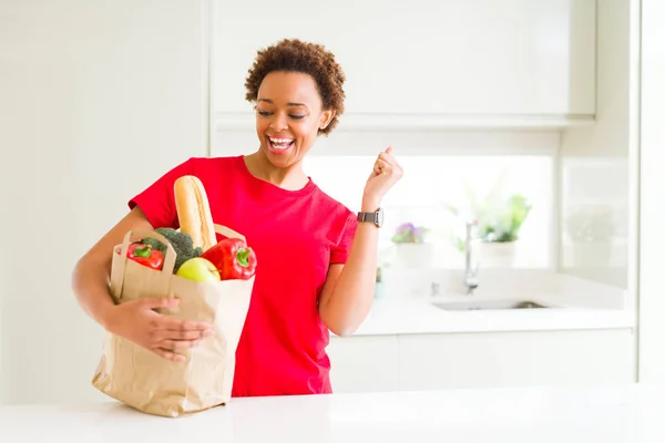 Jonge African American Vrouw Houden Papieren Zak Vol Verse Boodschappen — Stockfoto