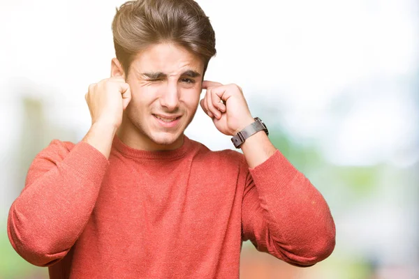 Jeune Homme Beau Sur Fond Isolé Couvrant Les Oreilles Avec — Photo