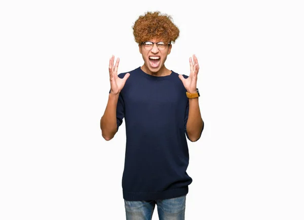 Junger Gutaussehender Mann Mit Afro Brille Verrückt Und Verrückt Schreiend — Stockfoto