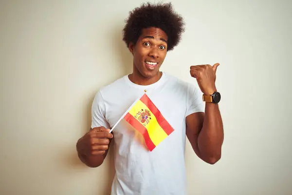 Młody Afro Amerykański Mężczyzna Gospodarstwa Hiszpania Hiszpański Flaga Stoi Białym — Zdjęcie stockowe