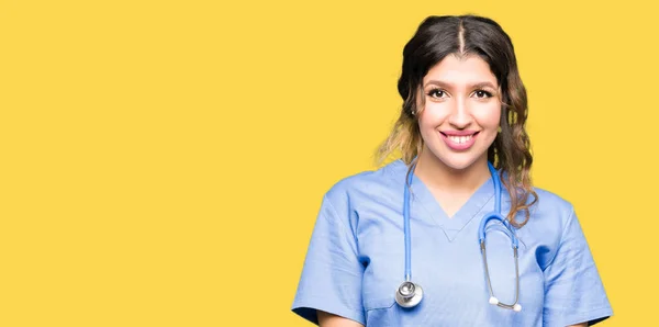 年轻的成人医生妇女穿着医疗制服手在一起 手指交叉微笑放松和欢快 成功和乐观 — 图库照片