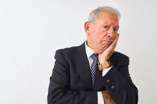 Senior Grey Haired Zakenman Dragen Pak Staande Geïsoleerde Witte Achtergrond — Stockfoto