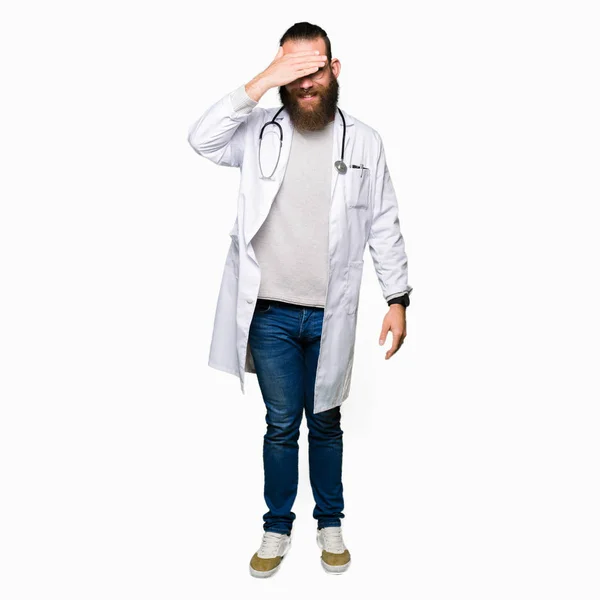 Ung Blond Läkare Man Med Skägg Bär Medicinsk Coat Ler — Stockfoto