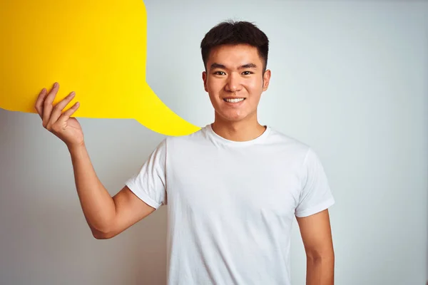 亚洲华人男子手持演讲泡泡站在孤立的白色背景上 一张幸福的脸站着 面带微笑 自信地露出牙齿 — 图库照片