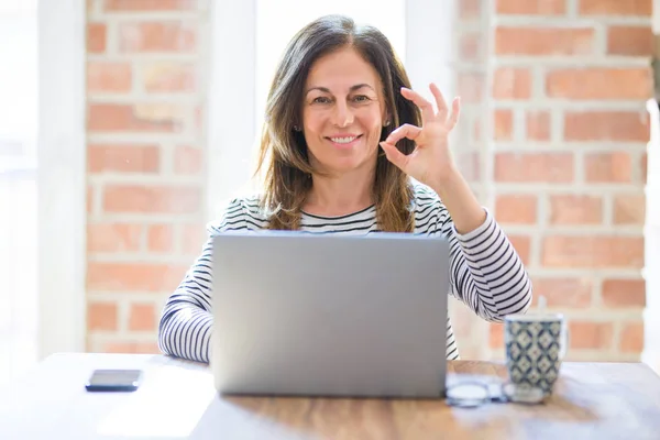 Mujer Mayor Mediana Edad Sentada Mesa Casa Trabajando Con Computadora — Foto de Stock