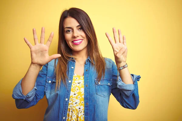 Jonge Mooie Vrouw Staande Gele Geïsoleerde Achtergrond Tonen Wijzend Met — Stockfoto