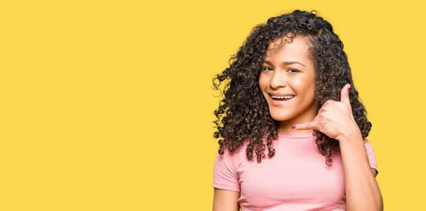 Mulher Bonita Nova Com Cabelo Encaracolado Vestindo Camiseta Rosa Sorrindo — Fotografia de Stock