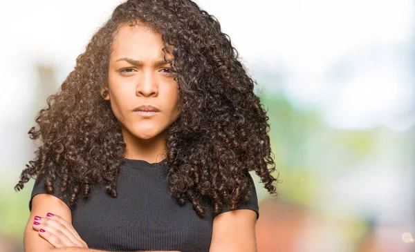 Joven Mujer Hermosa Con Pelo Rizado Escéptico Nervioso Expresión Desaprobadora —  Fotos de Stock