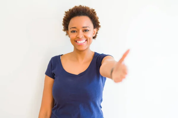 Νέοι Όμορφη Αφρικανική Αμερικανίδα Γυναίκα Πάνω Από Λευκό Φόντο Χαμογελαστή — Φωτογραφία Αρχείου