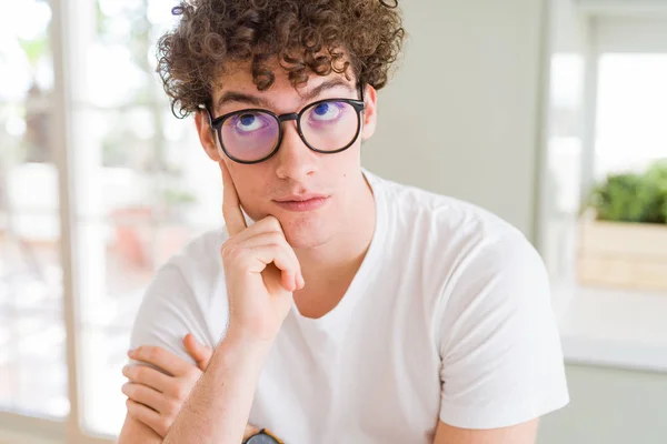 Joven Hombre Guapo Con Gafas Con Mano Barbilla Pensando Pregunta —  Fotos de Stock