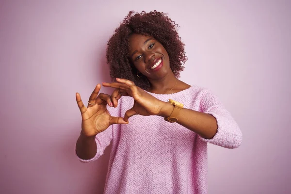 Jonge Afrikaanse Afro Vrouw Dragen Trui Staande Geïsoleerde Roze Achtergrond — Stockfoto