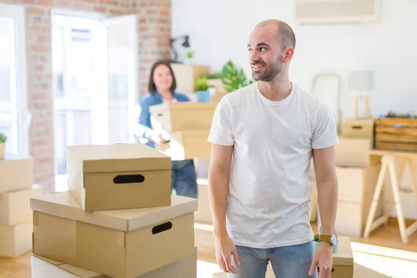 Jeune Couple Arrondis Boîtes Carton Déménageant Dans Une Nouvelle Maison — Photo