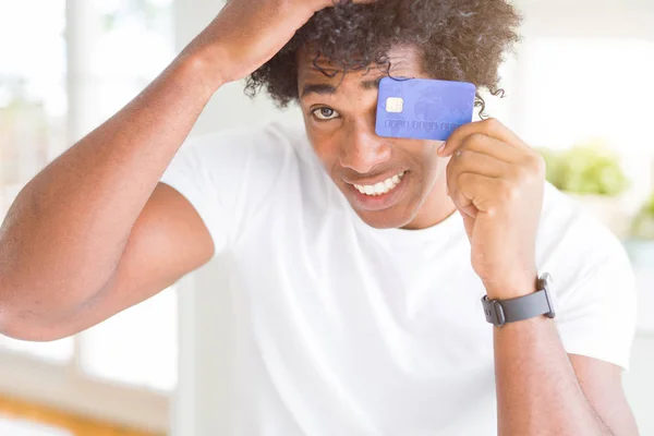 Hombre Afroamericano Sosteniendo Tarjeta Crédito Estresado Con Mano Cabeza Sorprendido —  Fotos de Stock