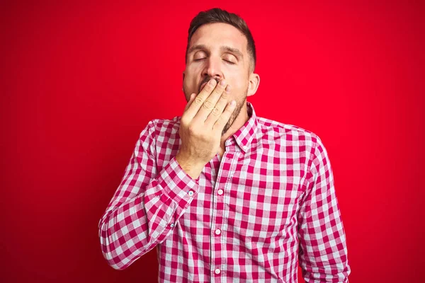 Jeune Homme Beau Sur Fond Rouge Isolé Ennuyé Bâillement Fatigué — Photo