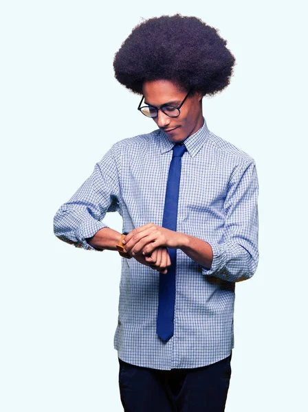 Joven Hombre Negocios Afroamericano Con Cabello Afro Usando Gafas Comprobación —  Fotos de Stock