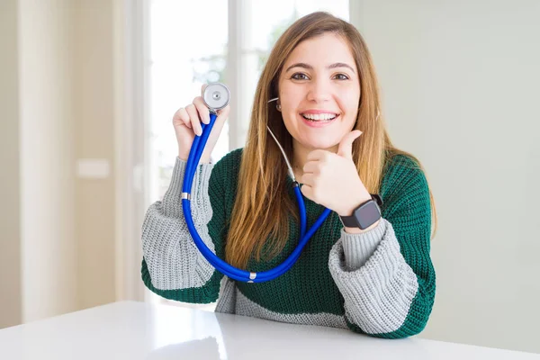 Vacker Ung Kvinna Kontroll Hälsa Med Stetoskop Nöjd Med Stort — Stockfoto