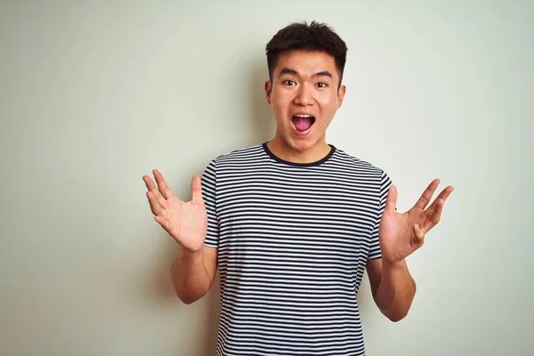 Joven Asiático Chino Hombre Vistiendo Rayas Camiseta Pie Sobre Aislado — Foto de Stock