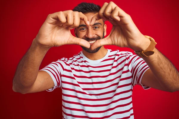 Jeune Homme Indien Portant Shirt Rayé Debout Sur Fond Rouge — Photo